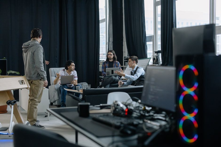 Teilnehmende arbeiten an Übungen am Laptop im Kurs